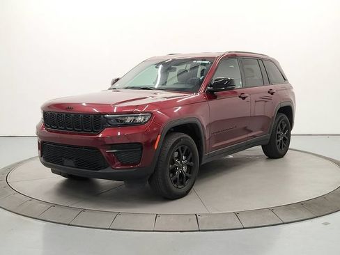 Used 2025 Jeep Grand Cherokee Altitude AWD/4WD image 4