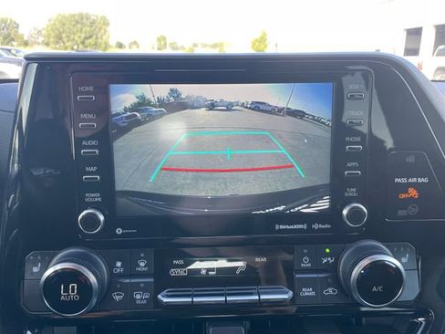 Used 2022 Toyota Highlander XLE AWD/4WD image 14
