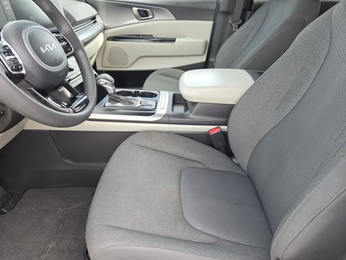 Used 2024 Kia Carnival LX FWD image 7