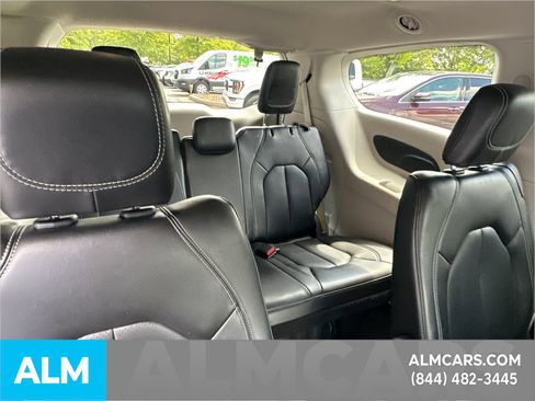 Used 2023 Chrysler Pacifica Touring-L FWD image 20