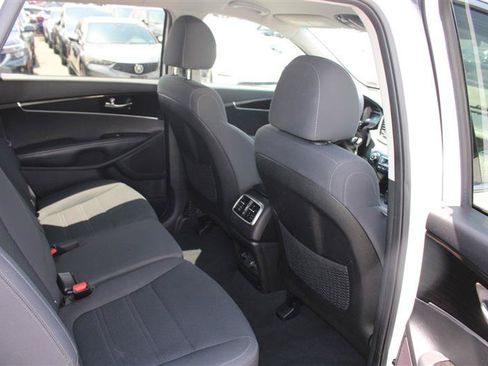 Used 2019 Kia Sorento FWD V6 image 12