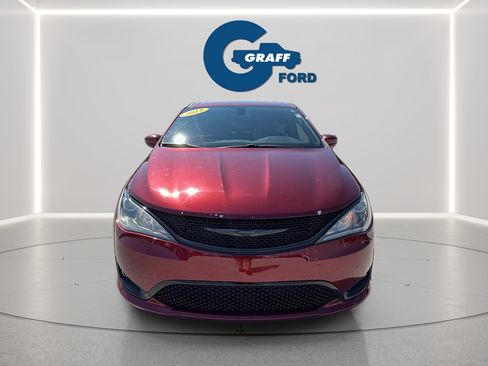 Used 2019 Chrysler Pacifica Touring Plus w/ S Appearance Package FWD image 12