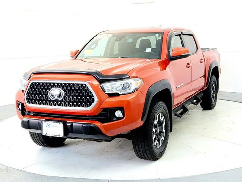 Used 2018 Toyota Tacoma TRD Off-Road w/ Technology Package AWD/4WD image 2