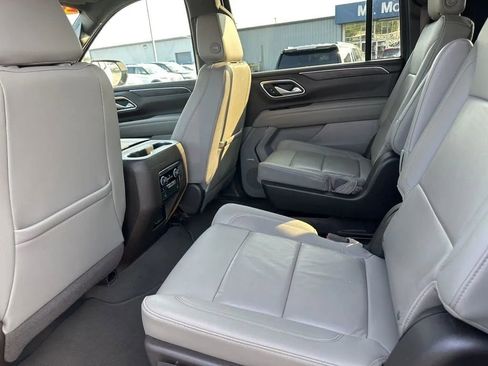 Used 2022 Chevrolet Suburban LT w/ Luxury Package RWD image 11