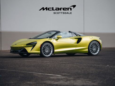 Used 2025 McLaren Artura Spider image 4