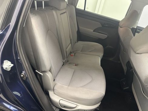 Used 2020 Toyota Highlander LE image 11