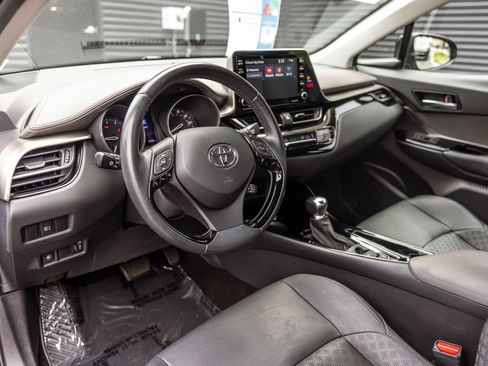 Used 2021 Toyota C-HR Limited FWD image 4