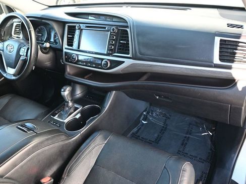 Used 2017 Toyota Highlander Limited image 8