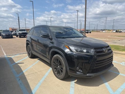 Used 2019 Toyota Highlander SE w/ Nightshade Edition image 3