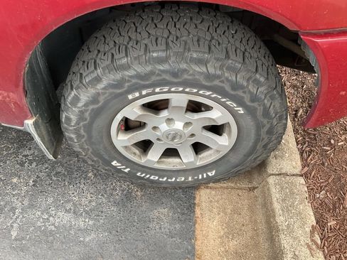 Used 2005 Nissan Titan SE AWD/4WD image 2