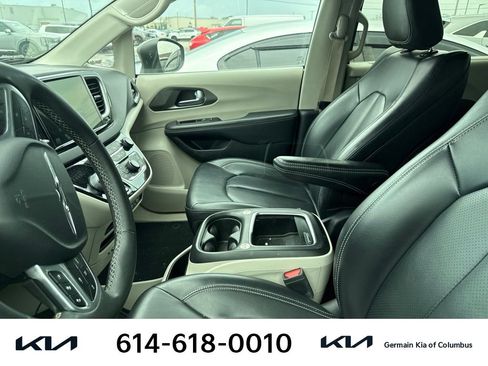 Used 2023 Chrysler Pacifica Touring-L FWD image 7