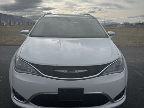 Used 2019 Chrysler Pacifica Limited image 3