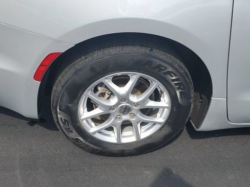 Used 2024 Chrysler Pacifica Touring-L FWD image 5