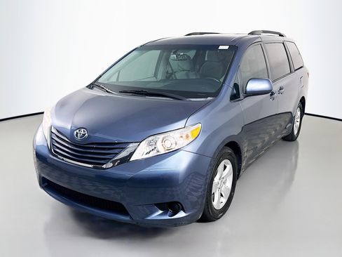 Used 2017 Toyota Sienna LE FWD image 4