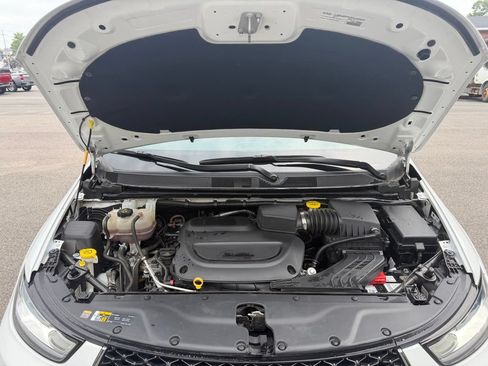 Used 2024 Chrysler Pacifica Touring-L FWD image 24