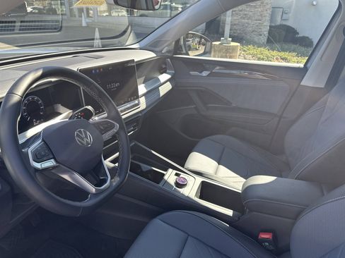 Used 2025 Volkswagen Tiguan SE image 9