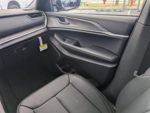 New 2025 Jeep Grand Cherokee Limited 4xe image 18