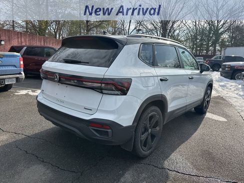 Used 2025 Volkswagen Taos SE image 3