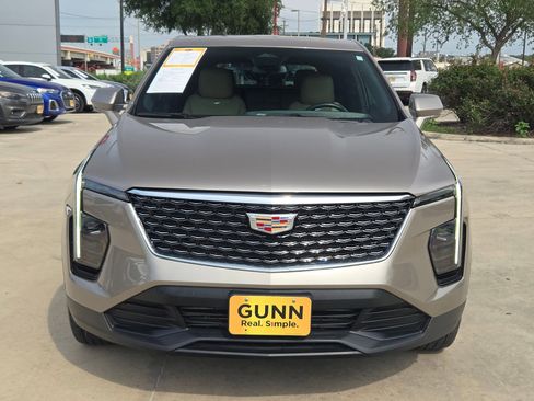 Used 2024 Cadillac XT4 Luxury w/ Cold Weather Package FWD image 8