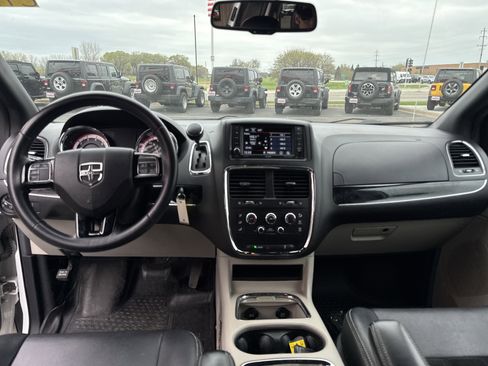 Used 2017 Dodge Grand Caravan SXT FWD image 3