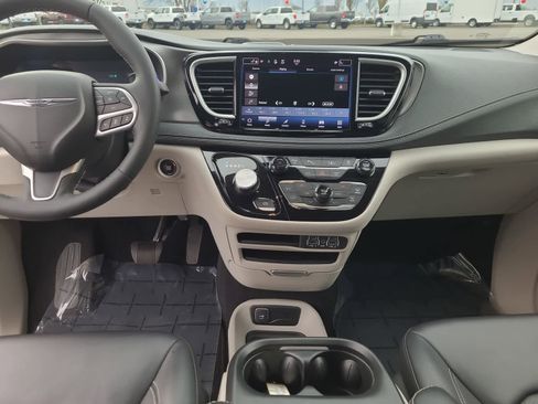 Used 2023 Chrysler Pacifica Touring-L image 18
