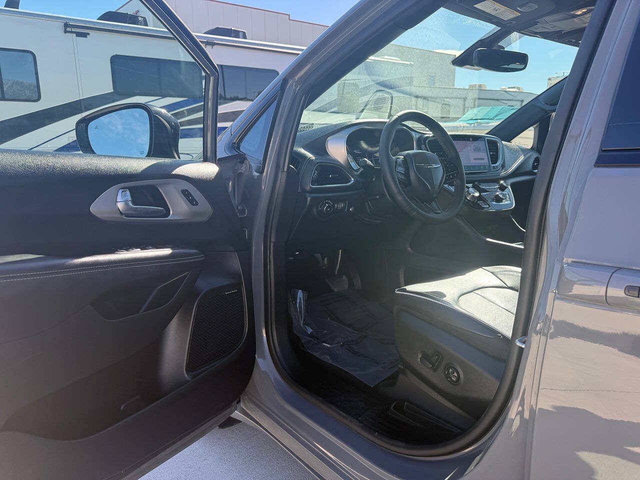 Used 2023 Chrysler Pacifica Limited w/ Uconnect Theater Family Group AWD/4WD image 15
