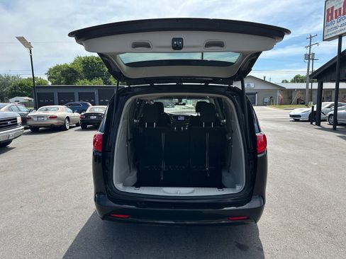 Used 2022 Chrysler Voyager LX FWD image 8