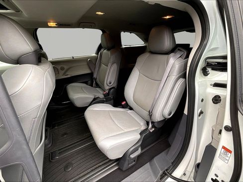 Used 2022 Toyota Sienna Limited image 21