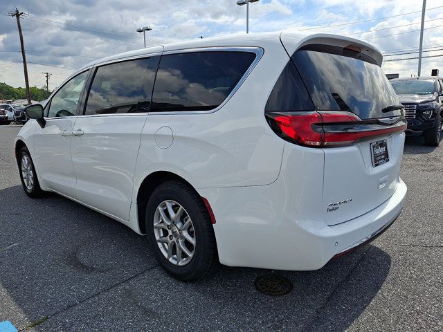 Used 2025 Chrysler Pacifica Select FWD image 4