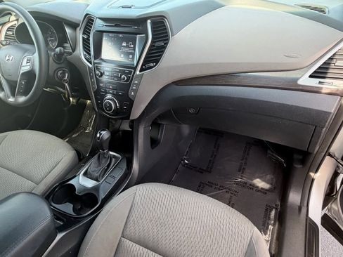 Used 2017 Hyundai Santa Fe SE image 11