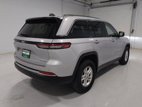Used 2023 Jeep Grand Cherokee Laredo AWD/4WD image 9