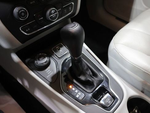 Certified 2020 Jeep Cherokee Limited AWD/4WD image 28