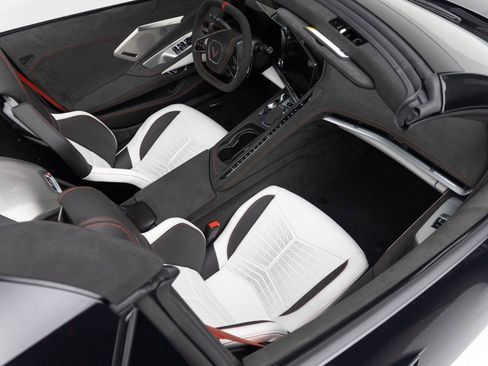 Used 2023 Chevrolet Corvette Stingray Premium Conv w/ Z51 Performance Package image 3