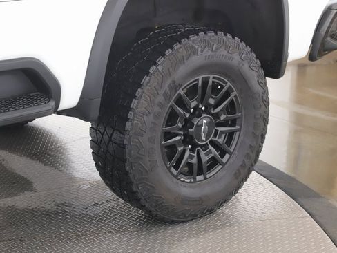 Used 2024 Chevrolet Silverado 2500 ZR2 w/ Technology Package image 14