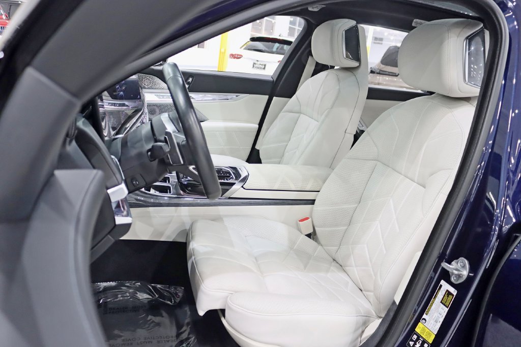Used 2023 BMW 760i xDrive w/ Luxury Rear Seating Package AWD/4WD image 29