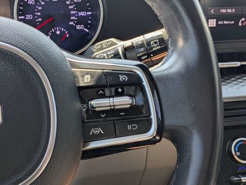 Used 2024 Kia Carnival LX FWD image 25