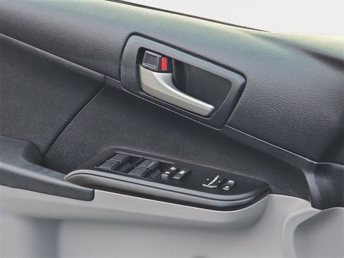 Used 2012 Toyota Camry LE image 24