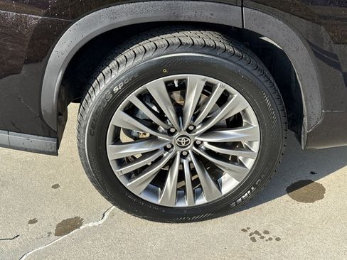 Used 2021 Toyota Highlander Platinum image 12