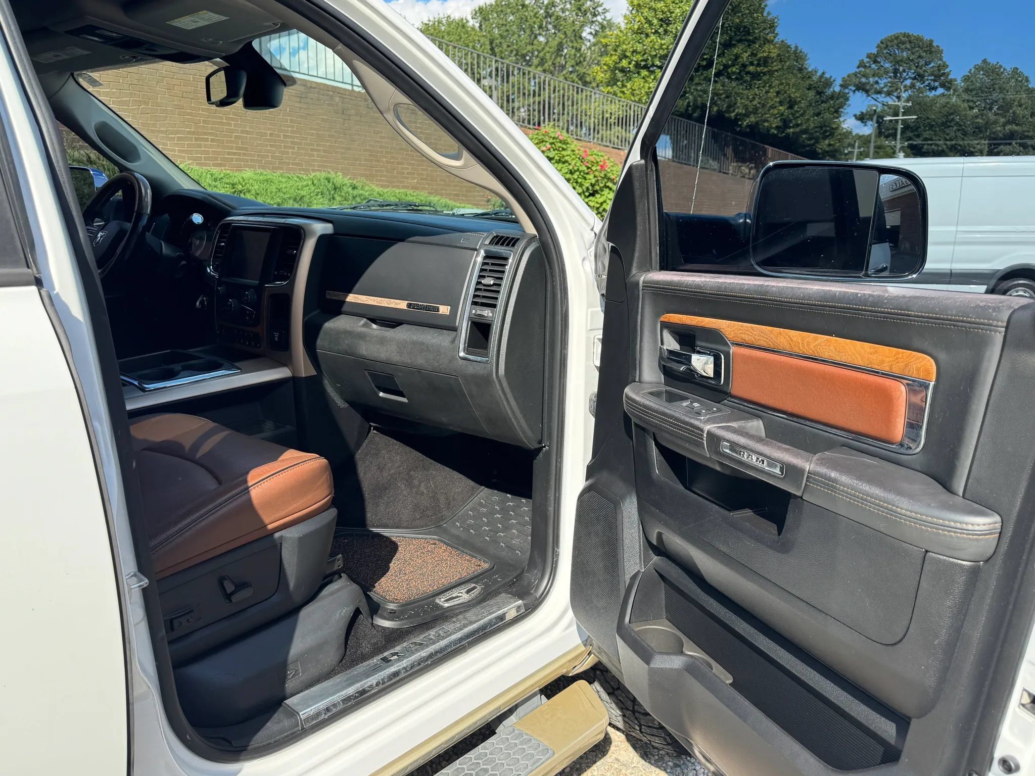 Used 2015 RAM 3500 Laramie Longhorn AWD/4WD image 17