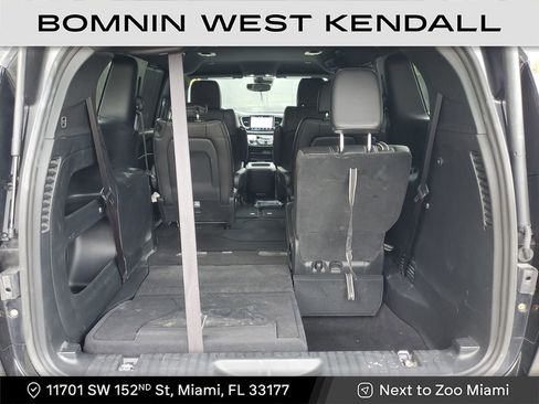 Used 2025 Chrysler Pacifica Select image 12