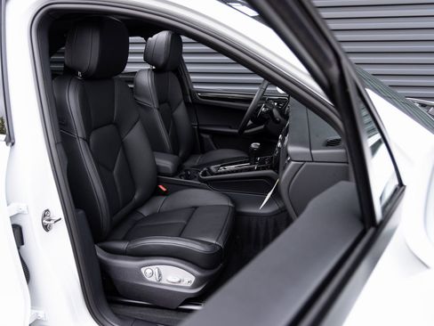 Certified 2026 Porsche Macan Base image 31