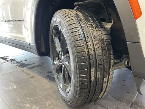 Used 2025 Jeep Grand Cherokee L Limited w/ Black Appearance Package image 13