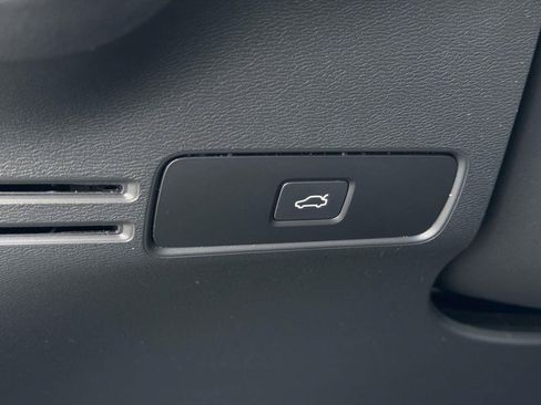 Used 2024 Volvo XC40 B5 Core AWD/4WD image 19