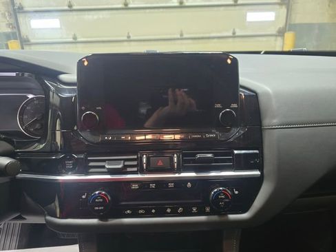 Used 2025 Nissan Pathfinder SL image 18