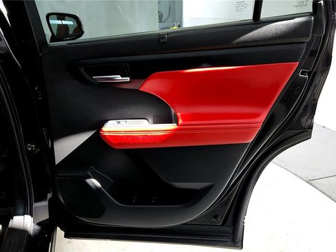 Used 2023 Toyota Highlander XSE image 19