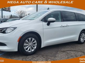 Used 2017 Chrysler Pacifica Touring image 1