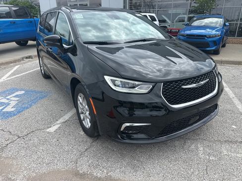 New 2025 Chrysler Pacifica Select w/ Uconnect Theater Family Group image 7