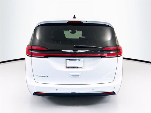 Used 2023 Chrysler Pacifica Touring-L FWD image 33