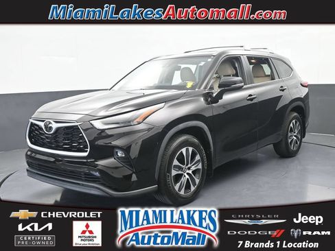 Used 2022 Toyota Highlander XLE FWD image 1