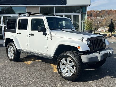 Used 2017 Jeep Wrangler Unlimited Sahara w/ Connectivity Group image 7